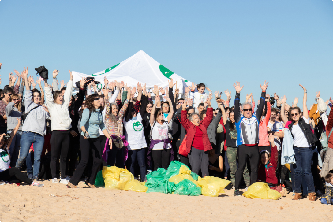 Voluntarios bioagradables levantando las manos