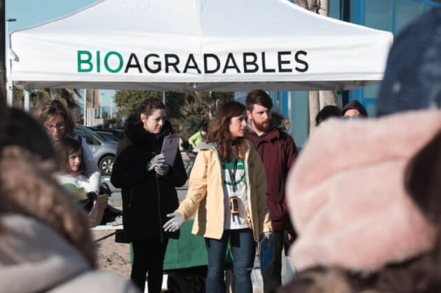 Activistas de bioagradables comenzando una limpieza de playas